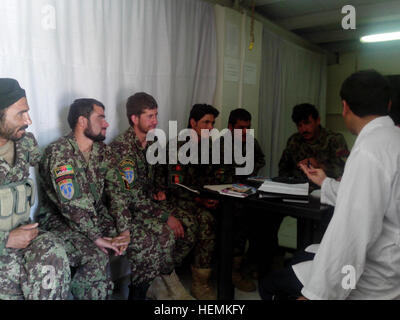 Esercito Nazionale Afghano 1Lt. Nasir (manto bianco) treni medici con l'ANA di terza Kandak, 2° Brigata, 203rd Corps in avanti una base operativa Orgun-E, Afghanistan, 20 giugno 2013. Medico afghano aumentando i fornitori di cura 130620-A-XX999-004 Foto Stock