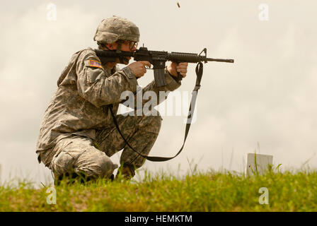 Un concorrente prende la mira sulla gamma 31A durante la M4 manche di qualifica al 2013 riserva di esercito guerriero migliore concorrenza, Fort McCoy, Wis., Giugno 26. I concorrenti sono segnati sulla loro accuratezza e il numero di visite sulla 'pop-up' intervallo di cottura ed è parte di numerosi eventi durante i sei giorni di gara. (Foto di Sgt. 1. Classe Scott D. Turner, Esercito usa il comando di riserva degli affari pubblici) 2013 riserva di esercito guerriero migliore concorrenza - M4 Qual 130626-un-PO705-327 Foto Stock