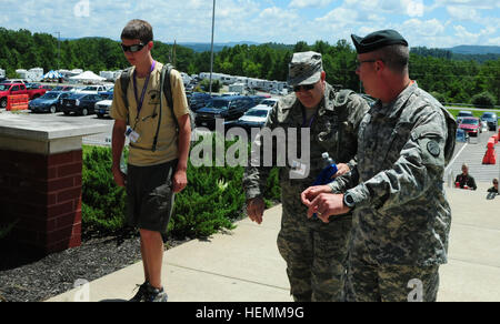 GLEN JEAN, W.Va. (Luglio 15, 2015) -- Air Force Brig. Gen. Michael L. *** Cundiff, New Jersey aiutante generale, colloqui con West Virginia Aiutante Generale Il Mag. Gen. James A. Hoyer al Glen Jean Forze Armate Centro di riserva. Cundiff e suo figlio, Chris, arrestata dall'AFRC durante la loro visita al Boy Scouts of America Jamboree nazionali al vertice Bechtel riserva in Fayette County, W.Va. Il 2013 Jamboree segna l'evento inaugurale per il nuovo centro di BSA. (U.S. Esercito foto di Sgt. Anna-Marie Ward, West Virginia Guardia Nazionale Ufficio per gli affari pubblici) Boy Scout Jamboree 2013 130715-A-OQ643-003 Foto Stock