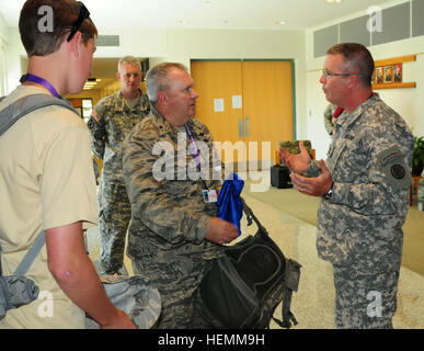 Air Force Brig. Gen. Michael L. *** Cundiff, New Jersey aiutante generale, colloqui con West Virginia Aiutante Generale Il Mag. Gen. James A. Hoyer al Glen Jean Forze Armate Centro di riserva. Cundiff e suo figlio, Chris, arrestata dall'AFRC durante la loro visita al Boy Scouts of America Jamboree nazionali al vertice Bechtel riserva in Fayette County, W.Va. Il 2013 Jamboree segna l'evento inaugurale per il nuovo centro di BSA. (U.S. Esercito foto di Sgt. Anna-Marie Ward, West Virginia Guardia Nazionale Ufficio per gli affari pubblici) 2013 Boy Scout Jamboree 130715-A-OQ643-005 Foto Stock