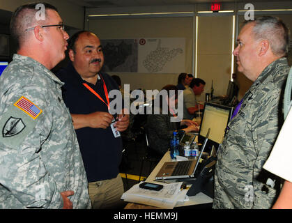 GLEN JEAN, W.Va. (Luglio 15, 2015) -- Air Force Brig. Gen. Michael L. *** Cundiff, New Jersey aiutante generale, colloqui con West Virginia Aiutante Generale Il Mag. Gen. James A. Hoyer e Jimmy Gianato, Direttore del Dipartimento per la sicurezza interna e di gestione di emergenza per lo Stato di West Virginia, al Glen Jean Forze Armate Centro di riserva. Cundiff e suo figlio, Chris, arrestata dall'AFRC durante la loro visita al Boy Scouts of America Jamboree nazionali al vertice Bechtel riserva in Fayette County, W.Va. Il 2013 Jamboree segna l'evento inaugurale per il nuovo centro di BSA. (U.S. Esercito foto di Sgt. Anna-Marie Wa Foto Stock