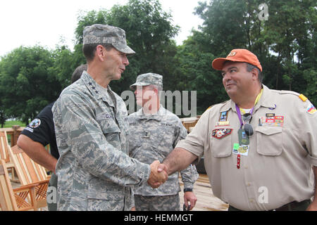 Lt. Gen. Stanley Clarke III, l'Air National Guard Director in DC di Washington, ha visitato il Vertice Betchel famiglia Scout Nazionali di riserva nel Mt. La speranza, W.Va. durante il 2013 National Boy Scout Jamboree. Lt. Gen. Stanley incontrato Boy Scouts of America leadership, Mike Rowe e West Virginia Guardia Nazionale Il Mag. Gen. James Hoyer, l aiutante generale. Più di 1.300 militari membri stanno sostenendo il Jamboree. 2013 National Boy Scout Jamboree 130719-A-VP195-281 Foto Stock