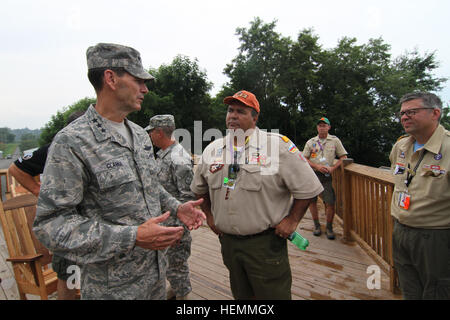 Lt. Gen. Stanley Clarke III, l'Air National Guard Director in DC di Washington, ha visitato il Vertice Betchel famiglia Scout Nazionali di riserva nel Mt. La speranza, W.Va. durante il 2013 National Boy Scout Jamboree. Lt. Gen. Stanley incontrato Boy Scouts of America leadership, Mike Rowe e West Virginia Guardia Nazionale Il Mag. Gen. James Hoyer, l aiutante generale. Più di 1.300 militari membri stanno sostenendo il Jamboree. 2013 National Boy Scout Jamboree 130719-A-VP195-479 Foto Stock