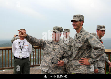 Stati Uniti Air Force Lt. Gen. Stanley Clarke III, l'Air National Guard direttore e U.S. Esercito il Mag. Gen. James Hoyer, aiutante generale per il West Virginia Guardia Nazionale prendere un tour del National Scout Jamboree in Mount Hope, W.Va., luglio 19, 2013. (U.S. Esercito foto di Sgt. Sara la forcella/RILASCIATO) 2013 National Boy Scout Jamboree 130719-A-VP195-201 Foto Stock