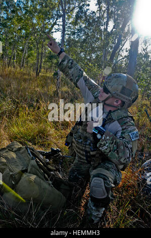 Stati Uniti Air Force Staff Sgt. Dustin Stelles, un terminale comune centralina di attacco, fissata per il 1° Battaglione, 501Reggimento di Fanteria, quarta brigata di fanteria combattere Team (airborne), XXV divisione di fanteria, salutando da Kenai, Alaska, coordinate chiudere il supporto aereo per la brigata dopo il paracadutismo in Shoalwater Bay Area Formazione, Australia, 20 luglio 2013, come parte del funzionamento talismano Saber 2013. Talismano Saber 2013 combina 18.000 U.S. personale e 9.000 personale australiano per evidenziare i due paesi " alleanze e funzionalità. (U.S. Esercito foto di Sgt. Eric-James Estrada /rilasciato) Spart Foto Stock