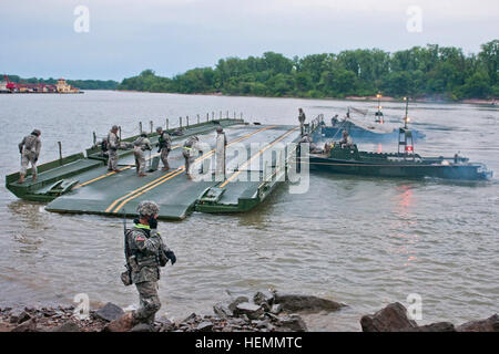 Stati Uniti Army combat ingegneri con l'Ingegnere 671st Company (multiruolo ponte), 74Engineer Company (MRB) e ingegnere 459th Company (MRB), ponte di unire insieme le sezioni per creare una chiatta per il trasporto di veicoli attraverso il fiume Arkansas durante il funzionamento fiume assalto a Fort Chaffee, arca. Luglio 24, 2013. (U.S. Esercito foto di Sgt. Dalton Smith/RILASCIATO) Funzionamento Fiume Assault 2013 130724-A-BG398-007 Foto Stock