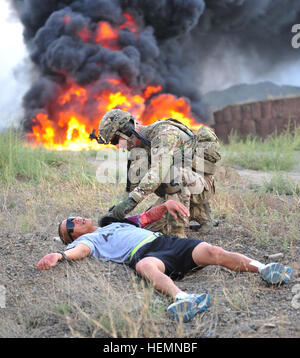 Stati Uniti Army Sgt. 1. Classe Pietro staffa destra, fornisce cure mediche per simulare un incidente durante un incidente di massa esercizio a inoltrare una base operativa Salerno, provincia di Khost, Afghanistan, il 6 agosto 2013. La massa vittima o MASCAL esercizio è stato progettato per testare i sistemi medicali e di protocolli di una unità la possibilità di effettuare in modo rapido ed efficiente, individuare la classificazione e il trattamento delle vittime. Staffa, un plotone sergente, è stato assegnato alla seconda plotone, Whiskey Company, 2° Battaglione, 506th Reggimento di Fanteria, attaccato alla quarta brigata truppe speciali battaglione. (U.S. Esercito foto di magg. Kamil Sztalkoper/ Foto Stock