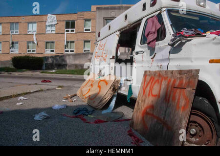 Un ripartiti in ambulanza è la casa di diversi spray-verniciato grida di aiuto durante la risposta vivace 13-2, e il agosto 12. I motivi di Muscatatuck urbano del centro di formazione sono disseminati di altri ripartiti i veicoli utilizzati per creare il realismo. 'Tutte le vetture sono state o del Dipartimento della difesa di auto che non erano più utili, o abbiamo ottenuto da Junk Yard", ha detto il sergente. 1. Classe Brad Staggs, MUTC public affairs officer e un soldato con Indiana la Guardia Nazionale di Indianapolis. (U.S. Esercito foto di Spc. Bradley J. Wancour, xiii Affari pubblici distacco) anche il lavandino della cucina, MUTC crea la vita come città fo Foto Stock