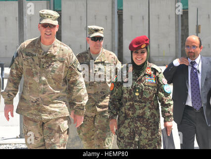 Stati Uniti Esercito foto di Sgt. 1. Classe Timoteo Prato, 1° Theatre supporto comando degli affari pubblici/RILASCIATO) da sinistra a destra: Il Mag. Gen. James M. Richardson, vice comandante generale per il corpo operativo sede in Afghanistan e il comandante generale per gli Stati Uniti il sostegno nazionale elemento - Afghanistan, Col. Brett A. Barraclough, capo del personale, nazionale elemento di supporto, Briga. Gen. Khatool Mohammadzai, direttore di istruzione e di formazione e Ministero afghano di difesa e il dottor Ahmad Jawaid deliberando l'interprete per Mohammadzai, rendere il loro modo di una coalizione composto a Kabul, afgani Foto Stock