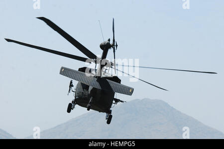 Un UH-60L Black Hawk elicottero con equipaggio 1Lt. Chuck Naggiungi, Chief Warrant Officer 4 Darren Dreher, Staff Sgt. Bruce Kleckner e Sgt. Jay aringa, tutti i membri della Task Force Phoenix, si diparte una zona di atterraggio a Kabul, Afghanistan, Sett. 4, 2013. Task Force Falcon UH-60 Black Hawk Helicopters Trasporti personale in Afghanistan orientale 130904-A-SM524-532 Foto Stock