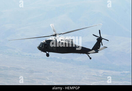 Un UH-60L Black Hawk elicottero con equipaggio 1Lt. Chuck Naggiungi, Chief Warrant Officer 4 Darren Dreher, Staff Sgt. Bruce Kleckner e Sgt. Jay aringa, tutti i membri della Task Force Phoenix, vola sopra Parwan provincia, in Afghanistan durante la conduzione di un movimento del personale della missione, Sett. 4, 2013. Task Force Falcon UH-60 Black Hawk Helicopters Trasporti personale in Afghanistan orientale 130904-A-SM524-997 Foto Stock