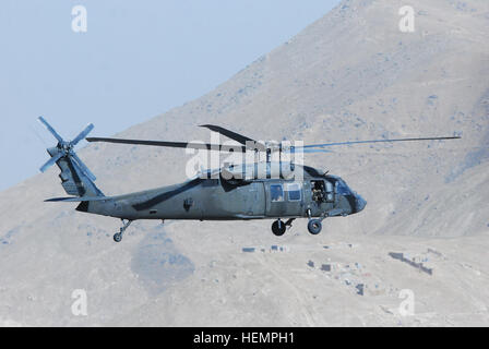 Un UH-60L Black Hawk elicottero con equipaggio 1Lt. Chuck Naggiungi, Chief Warrant Officer 4 Darren Dreher, Staff Sgt. Bruce Kleckner e Sgt. Jay aringa, tutti i membri della Task Force Phoenix, vola sopra Parwan provincia, Afghanistan, durante la conduzione di un movimento del personale della missione, Sett. 4, 2013. Task Force Falcon UH-60 Black Hawk Helicopters Trasporti personale in Afghanistan orientale 130904-A-SM524-200 Foto Stock