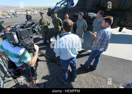 Media locali intervista U.S. 1-229th elicottero d'assalto battaglione, xvi combattere la Brigata Aerea AH-64E Apache piloti e 3 giapponesi Anti-serbatoio battaglione elicottero AH-64D Apache piloti a Yakima Training Center sett. 10 dopo un giunto di Hellfire missile esercizio per verificare la loro interoperabilità. L'esercizio era parte di Operazione Tuono in salita, ospitato dalla settima divisione di fanteria. Noi, il Giappone si uniscono in Hellfire esercizio 130910-A-XP915-097 Foto Stock