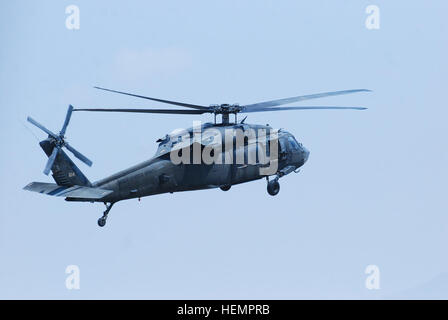 Un UH-60L Black Hawk elicottero equipaggi composti da membri del 3 ° Battaglione (supporto generale), decimo combattere la Brigata Aerea, Task Force Phoenix, rende il suo approccio nella Kabul International Airport, Afghanistan, Sett. 10, durante la conduzione di un movimento del personale della missione. Decimo combattere la Brigata Aerea Black Hawk elicotteri forniscono un ponte sull'Afghanistan 130910-A-SM524-854 Foto Stock