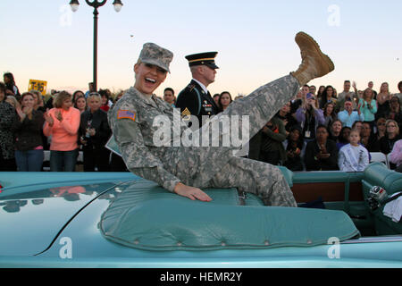 Stati Uniti Army Sgt. Theresa Vail, un odontotecnico con il Kansas Esercito Nazionale Guardia Medica del distacco e 2013 Miss Kansas, calci con orgoglio le sue scarpe da combattimento durante il 2014 Miss America 'Scome noi le vostre scarpe' parata tenutasi in Atlantic City Boardwalk, Atlantic City, N.J., Sett. 14, 2013. (U.S. Esercito nazionale Guard foto di Spc. Brandon Jacobs/RILASCIATO) Crown la mimetica, Kansas Guardsman nazionali compete in 2014 Cerimonia di Miss America 130914-A-BJ123-002 Foto Stock