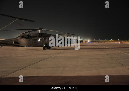 Il decimo combattere la Brigata Aerea UH-60L Black Hawk elicotteri sedersi sulla linea di volo a Bagram Air Field, Afghanistan, Sett. 17, dopo l'antenna che fornisce il supporto di sollevamento per i clienti di tutta Europa orientale e nord dell'Afghanistan. Linea di volo di notte 130917-A-SM524-323 Foto Stock