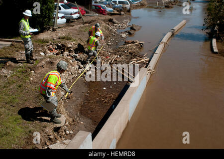 Membri del Colorado Air National Guard 240th dell ingegneria civile volo utilizzare un nastro di misurazione per misurare la dimensione dei danni ad un ponte colpiti dalle acque alluvionali in Loveland, Colo., Giovedì, Settembre 19, 2013. I membri della squadra hanno lavorato con i Colorado Deptartment di trasporto assesing l'integrità strutturale di ponti in tutta le zone colpite dalle inondazioni. Più di 750 Guardmembers hanno lavorato con locali, statali e federali in risposta alle inondazioni in Colorado centrale come un risultato di forti piogge nella zona. (U.S. Esercito foto di Sgt. 1. Classe Jon Souc Foto Stock