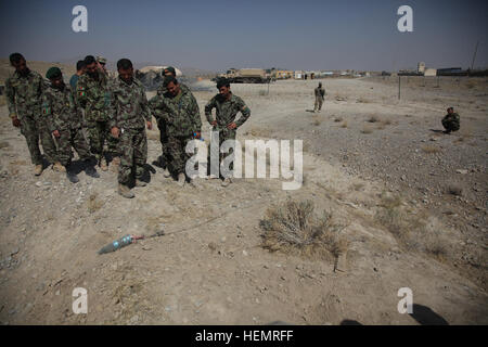 Un esercito nazionale afghano soldato con quarta brigata di fanteria, 203rd Corps tira una improvvisata dispositivo esplosivo al di fuori del terreno durante un pre l'eliminazione degli ordigni esplosivi corso su Camp Maiwand, Afghanistan, Sett. 22, 2013. Questo corso di formazione aiuta a preparare i soldati per la scuola di EOD. (U.S. Esercito foto di Spc. Ambra Stephens / rilasciato) ANA pre-EOD corso 130922-A-YX345-181 Foto Stock