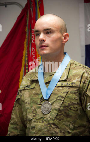 Stati Uniti Il personale dell'esercito Sgt. Joshua Cook, un cannone membro di equipaggio con una batteria, 4° Battaglione, campo 320reggimento di artiglieria, quarta brigata Team di combattimento, 101st Airborne Division (Air Assault), indossa il suo sergente Audie Murphy medaglione con orgoglio dopo essere stato introdotto nel sergente Audie Murphy Club, durante una cerimonia a inoltrare una base operativa fulmini, Sett. 24, 2013. (U.S. Esercito foto di Sgt. Justin A. Moeller, quarta brigata Team di combattimento per Affari pubblici) Sergente Audie Murphy cerimonia di premiazione 130924-A-DQ133-102 Foto Stock