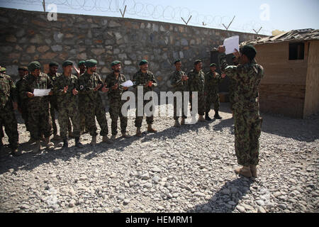 Un esercito nazionale afghano soldato del gioco di percorso Company, quarta brigata di fanteria, 203rd Corps mostra il suo certificato da completare il pre EOD corso ai suoi compagni soldati sul campo Maiwand, Afghanistan, Sett. 25, 2013. Questo corso di formazione aiuta a preparare i soldati per la scuola di EOD. (U.S. Esercito foto di Spc. Ambra Stephens / rilasciato) eliminazione degli ordigni corso 130925-A-YX345-086 Foto Stock