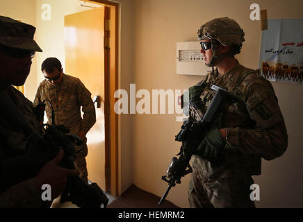 Sgt. Jeffrey Nelan, un fante con la 184forza di sicurezza del Team di Assistenza, California Guardia nazionale, fornisce la sicurezza durante un innesto di leadership presso la Afghan uniforme della sede della polizia nella provincia di Uruzgan, Afghanistan, Sett. 25, 2013. (U.S. Foto dell'esercito da Cpl. Harold Flynn), l'impegno della dirigenza sicurezza 130925-A-XQ077-330 Foto Stock