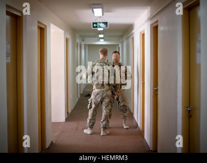 Sgt. Jeffrey Nelan, anteriore e Staff Sgt. Ian Tashima, retro del 184forza di sicurezza del Team di Assistenza, discutere di sicurezza durante un innesto di leadership presso la Afghan uniforme della sede della polizia nella provincia di Uruzgan, Afghanistan, Sett. 25, 2013. (U.S. Foto dell'esercito da Cpl. Harold Flynn), l'impegno della dirigenza sicurezza 130925-A-XQ077-447 Foto Stock