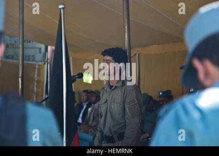 Afghan Polizia Locale (ALP) partecipante recita un versetto del Curon durante il giorno di graduazione, distretto di Ghazni, provincia di Ghazni, Afghanistan, Sett. 26, 2013. 57 ALP tirocinanti preparato per il giorno di graduazione a Ghazni provinciale del centro di formazione dopo un esteso di tre settimane di piombo afgano ALP programma che copre lo sviluppo professionale, delle tecniche mediche, piccola unità tattica e abilità di arma. (U.S. Esercito foto di Spc. Jessica Reyna DeBooy/RILASCIATO) Preparazione per la laurea 130926-A-SL739-042 Foto Stock