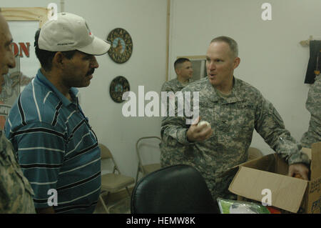 Col. Ricky Gibbs, comandante della quarta brigata di fanteria combattere la squadra, 1a divisione di fanteria da Harker Heights, Texas, dà una scatola di attrezzature sportive per Nadher Saleh, un barbiere in avanti una base operativa Falcon, per dare ai suoi figli. Saleh è stato presentato anche un Certificato di apprezzamento per il suo servizio ai soldati dell'IBCT 4a. (U.S. Esercito foto di PFC. Nathaniel Smith, quarto IBCT Affari pubblici) (rilasciato) 'drago' Barbiere 62208 Foto Stock