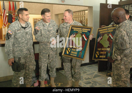 Il Mag. Gen. Giuseppe Fil, comandante della multi-nazionale Division-Baghdad, presenta il comandante generale di ritenzione del premio a Col. Ricky Gibbs, comandante della quarta brigata di fanteria combattere la squadra, 1a divisione di fanteria da Harker Heights, Texas, per aver la maggior parte reenlistments nella divisione per l'anno fiscale 2007 presso la brigata presso la sede centrale in avanti su una base operativa Falcon, nov. 20. (U.S. Esercito foto di Spc. Nathaniel Smith, quarto IBCT Affari pubblici) 'Dragons," "predatori" riconosciuti 66292 Foto Stock