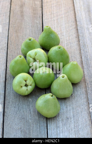 Appena raccolto Syzgium samarangense o noto come cera Jambu o campana mele isolata contro lo sfondo di legno Foto Stock