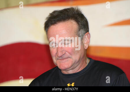 Robin Williams, Accademia premiato attore e comico, si prende una pausa dalle risate e buffonate come egli esegue sul palco della contingenza Base Operativa Speicher. Williams eseguita per le truppe a Speicher durante una breve sosta OSU alla base dic. 19. Williams è stato tra diverse celebrità che partecipano al tour, per includere Rachel Smith, Lance Armstrong, Lewis nero e Kid Rock. (Foto di U.S. Esercito il Mag. Enrique T. Vasquez) Robin Williams con truppe in Iraq 69764 Foto Stock