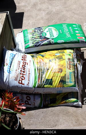 Australian Potting mix e semi mix di sollevamento ammucchiati in sacchi Foto Stock