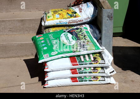 Australian Potting mix e semi mix di sollevamento di accatastamento in sacchi Foto Stock