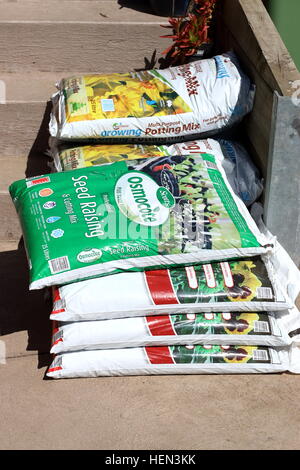 Australian Potting mix e semi mix di sollevamento di accatastamento in sacchi Foto Stock