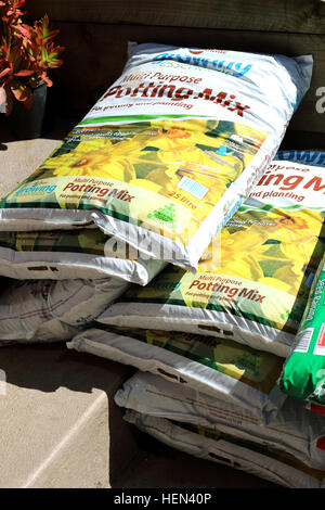 Australian Potting mix di accatastamento in sacchi Foto Stock