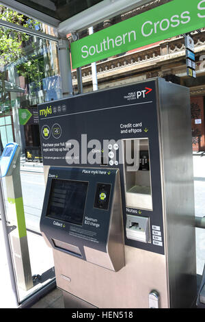 Scheda Myki macchina alla fermata del tram di Southern Cross Station Melbourne Victoria Australia Foto Stock