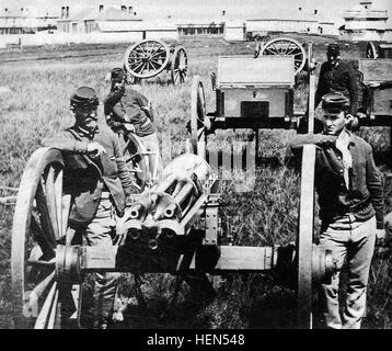 Il Gatling, un'arma rotante a fuoco rapido, fu utilizzato dall'esercito statunitense per il supporto della fanteria, le operazioni difensive e la soppressione dei campi di battaglia, dimostrando l'evoluzione delle armi automatiche e le loro applicazioni tattiche negli scontri militari. Foto Stock