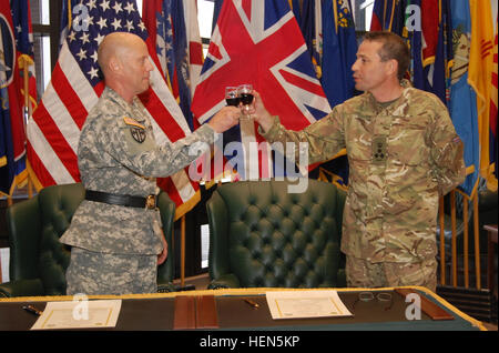 Brig. Gen. Mark Spindler, U.S. Esercito militare di polizia comandante della scuola, a sinistra e a Briga. Bill Warren, provost maresciallo dell'Esercito britannico Royal Polizia Militare, destra, toast reciprocamente il reggimento durante un legame di amicizia cerimonia. Noi, British polizia militare celebrare il legame di amicizia 131007-A-WN220-578 Foto Stock