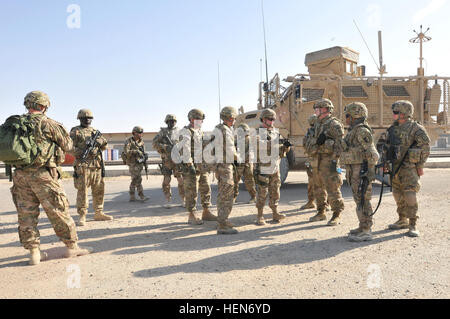 I militari della truppa Cherokee, 6° Stormo, 4° reggimento di cavalleria, 3° Brigata Team di combattimento, 1° Divisione di Fanteria, da Fort Knox, Ky. e il 524th combattere il servizio e il supporto di battaglione forniscono la protezione per Sgt. Il Mag. James M. Lambert, sinistra, senior arruolato consigliere (Afghanistan) prima Theatre Supporto comando, il Mag. Timothy Christensen, rampa di afghani advisory team director, al centro di un nativo di Manchester, Connecticut, 1° TSC, Briga. Gen. Duane Gamble, destra, vice comandante generale, 1° TSC, il Mag. Lashell Davis, tactical officer in carica, 101st supporto brigata, da Fort Campbell Ky., e altri 1. Foto Stock