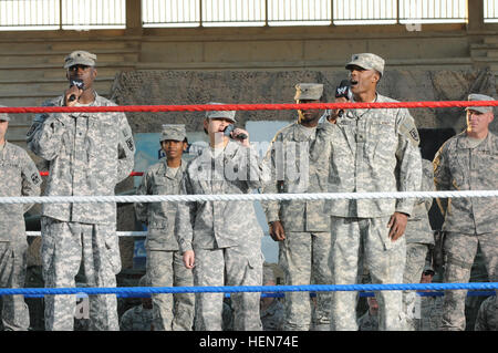 Spc. Quinton L. Coleman, una specialista di carico con la 159operazioni portuali società fuori di Fort Story, Virginia, con l'ottantesimo Ordnance battaglione, xv supporto brigata, xiii supporto comando (Expeditionary) e a Memphis, Tennessee, nativo, Sgt. Denise S. Spencer, un specialista di carico con la 159SOC e a Pago Pago Samoa Americane, nativo e Sgt. Jamaal L. Wesley, una specialista di carico con la 159SOC e a Clinton, N.C., nativo, cantare "la stella Lamas intestazione' nella parte anteriore di un pannello della World Wrestling Entertainment giudici, DIC 3, a Holt stadio a base comune Balad, Iraq. Il trio ha vinto il c Foto Stock