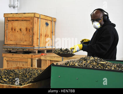 Darren Williams, un gestore di munizioni con proiettili Centro Europa e un nativo di Greenville, S.C., pale vuoto cartucce in ottone in uno scomparto di ispezione tecnica per le cartucce sono ripartiti per un granulatore in ottone macchina all'esercito Miesau Depot ott. 18. La nuova macchina acquistata sarà utilizzato per abbattere il più di 1.800 tonnellate corte di svuotare le cartucce in ottone attualmente stoccati presso il deposito, il che a sua volta sarà venduto a vari imprenditori per un profitto con i fondi restituiti all'esercito. Nuova macchina granulatore mette il denaro indietro nell'esercito pocket 131018-A-HG995-805 Foto Stock