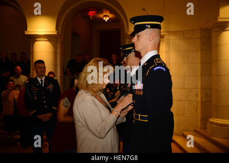 Il personale Sgt. Robbie Petry, SPC. John Arriaga e SPC. Samuel Barnett, del 3d U.S. Reggimento di Fanteria (la vecchia guardia), ricevere la tomba del Soldato Sconosciuto distintivo di identificazione durante una cerimonia di badge all'interno dell'Anfiteatro Memorial Chapel in Al Cimitero Nazionale di Arlington, Virginia, 24 ottobre, 2013. Petry ha ricevuto il badge #618, Arriaga badge #619 e Barnett badge #620. È il secondo meno badge premiato negli Stati Uniti Esercito, dopo l'Astronauta Badge. Sentinelle a guardia della tomba del Milite Ignoto 24 ore al giorno, 365 giorni l'anno, nonostante qualsiasi condizione meteo. (U.S. Esercito foto di Sgt. Jose A. Torres Jr Foto Stock