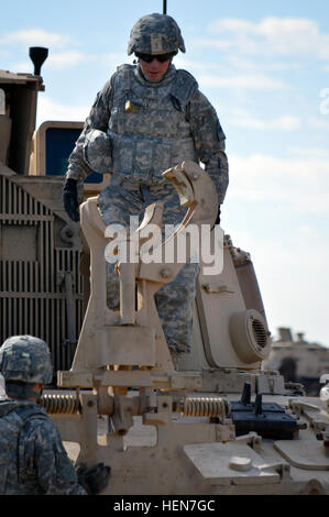 Pfc. Michael Mazzarella, nativo di New York City e cannon membro di equipaggio con 4° Battaglione, 27 Campo reggimento di artiglieria, vigili del 2°, 1° Divisione Corazzate, esegue preventivi, manutenzione, controlli e servizi a un M109A6 Paladin durante l'integrazione di rete valutazione 14,1 24 Ottobre a Fort Bliss, Texas. NIE 14.1 131024-A-XZ708-016 Foto Stock