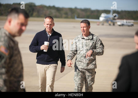 Sotto Segretario dell'esercito Brad R. Carson essendo accolti da magg. Gen. Austin S. Miller, il comandante generale della manovra è il centro di eccellenza (o) MCoE a Fort Benning, Ga., nov. 3, 2014. Lo scopo del viaggio era di fornire a Carson con una panoramica e una spiegazione dettagliata del MCoE della missione e i requisiti attuali e futuri. (U.S. Esercito foto di Patrick Albright/RILASCIATO) Ranger - Scuola di fucinatura di guerrieri per il futuro 141103-A-AB000-002 Foto Stock