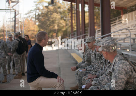 Sotto Segretario dell'esercito Brad R. Carson parla con Ranger candidati che stanno conducendo la lotta contro la sopravvivenza di acqua porzione di valutazione del Ranger scuola presso il laghetto di vittoria, Fort Benning, Ga., nov. 3, 2014. Lo scopo del viaggio era di fornire a Carson con una panoramica e una spiegazione dettagliata del MCoE della missione e i requisiti attuali e futuri. (U.S. Esercito foto di Patrick Albright/RILASCIATO) Ranger - Scuola di fucinatura di guerrieri per il futuro 141103-A-AB000-017 Foto Stock