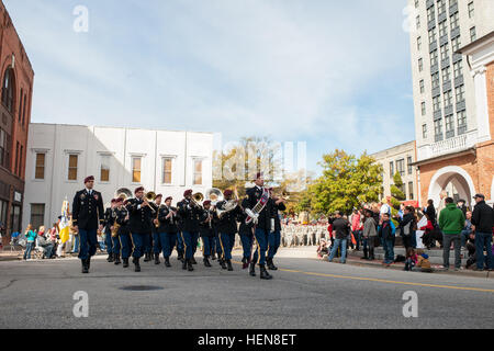 L'ottantaduesima Airborne Division Band marche giù Hay Street in Fayetteville veterani parata del giorno, nov. 9, 2013. La sfilata di soldati in primo piano da parte degli Stati Uniti La riserva di esercito di sede di comando, l'ottantaduesima Airborne Division, high school Junior ROTC, high school Marching Band e reduci dal passato guerre. (U.S. Foto dell'esercito da Timothy L. Hale/RILASCIATO) USARC supporta Fayetteville veterani eventi giorno 131109-A-XN107-545 Foto Stock