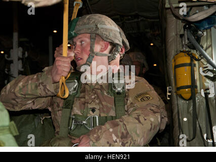Spc. Ryan Daley, da Clinton, Massachusetts, un paracadutista assegnato alla quarta brigata Team di combattimento, ottantaduesima Airborne Division, ripete un comando dal jumpmaster come egli si prepara a condurre una linea statica di saltare da un C-130J aeromobile nov. 21. Egli ri-arruolato per continuare il suo servizio militare a 800 piedi sopra il livello del suolo prima di effettuare questa operazione airborne. Daley, insieme con il suo compagno troopers dal 2° Battaglione, 508th Parachute Reggimento di Fanteria, quarto BCT, sarà presto distribuire in Afghanistan a sostegno dell'Operazione Enduring Freedom. (U.S. Esercito foto di Sgt. 1. Classe Giuseppe Armas, quarto BCT, ottantaduesima Airborne Foto Stock