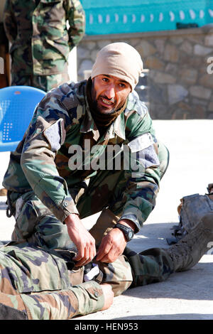 Un esercito nazionale afghano delle forze speciali istruttore insegna afghani Forze Speciali reclute come applicare un tourniquet durante una classe medica nov. 27, 2013, su Camp Commando vicino a Kabul, Afghanistan. (U.S. Foto dell'esercito da Master Sgt. Michael J. Carden) afghani Forze Speciali Training 131127-A-FS865-185 Foto Stock