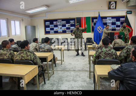 Esercito Nazionale Afghano istruttore con il 203rd Corps parla agli studenti prima di laurearsi presso l'esplosivo pericolo corso di riduzione in avanti su una base operativa Thunder, Patikya provincia, Afghanistan, 8 dicembre, 2013. Il EHRC corso insegna i soldati come gestire al meglio e di ordigni inesplosi esplosa. (U.S. Foto dell'esercito da Cpl. Ambra Stephens/RILASCIATO) Esplosivi riduzione del pericolo corso 131208-A-YX345-006 Foto Stock