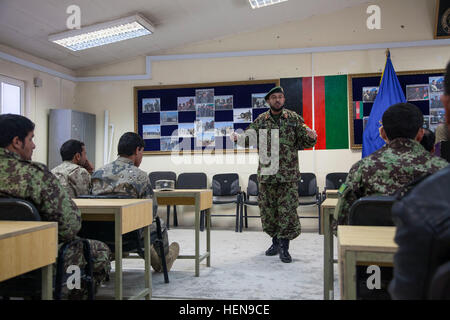 Esercito Nazionale Afghano istruttore con il 203rd Corps parla agli studenti prima di laurearsi presso l'esplosivo pericolo corso di riduzione (EHRC), in avanti su una base operativa Thunder, Patikya provincia, Afghanistan, 8 dicembre, 2013. Il EHRC corso insegna i soldati come gestire al meglio e di ordigni inesplosi esplosa. (U.S. Foto dell'esercito da Cpl. Ambra Stephens/RILASCIATO) Esplosivi riduzione del pericolo corso 131208-A-YX345-009 Foto Stock